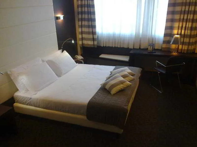 Mercure Bergamo Aeroporto Stezzano 4*,